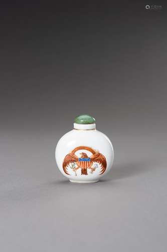 AN 'AMERICAN EAGLE' PORCELAIN SNUFF BOTTLE, 20TH C...