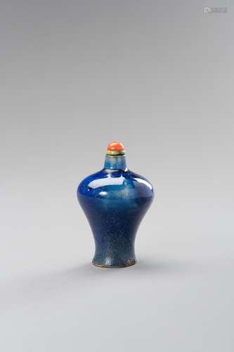 A BLUE GLAZED CERAMIC SNUFF BOTTLE