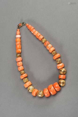 Ɏ A MOMO CORAL AND GILT SILVER NECKLACE