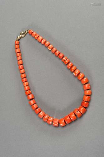 Ɏ A RED MOMO CORAL NECKLACE