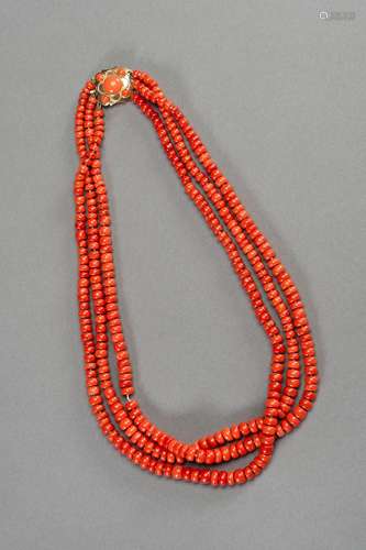 Ɏ A THREE-TIERED MOMO CORAL BEAD NECKLACE