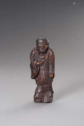 A RUSTIC WOOD CARVING OF A STANDING MAN, LATE MING DYNASTY
