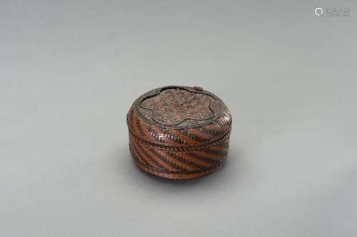 A WOVEN CIRCULAR COPPER AND BRASS BOX AND COVER