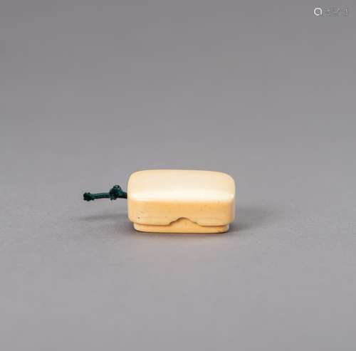 Ɏ AN IVORY HAKO NETSUKE