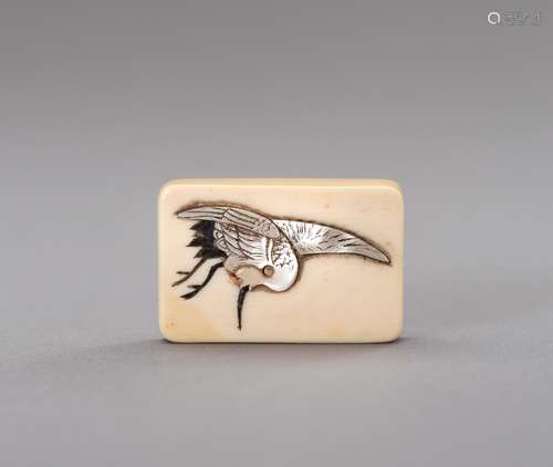 Ɏ AN IVORY NETSUKE DEPICTING A CRANE