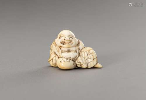 Ɏ AN IVORY NETSUKE OF HOTEI WITH HIS TREASURE BAG