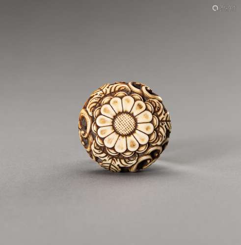 Ɏ AN IVORY RYUSA MANJU NETSUKE WITH KIKU BLOSSOMS