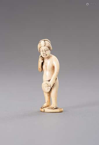 Ɏ GYOKUZAN: AN IVORY NETSUKE OF A NUDE WOMAN WITH FAN