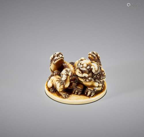 Ɏ A FINE IVORY NETSUKE OF A GROUP OF SHISHI