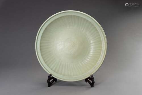 A LARGE LONGQUAN CELADON CHARGER, MING DYNASTY