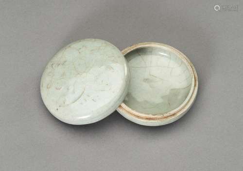 A LONGQUAN CELADON GLAZED PORCELAIN BOX