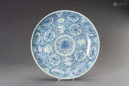 A BLUE AND WHITE PORCELAIN CHARGER, 15TH CENTURY