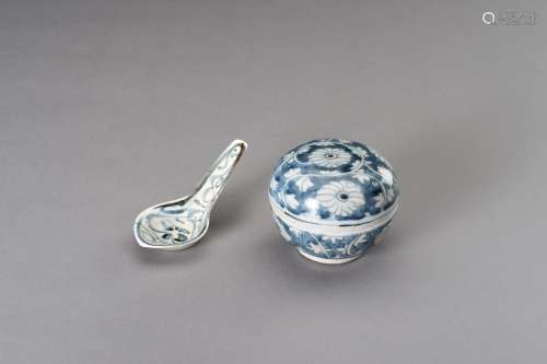 A BLUE AND WHITE PORCELAIN BOX AND SPOON, MING DYNASTY