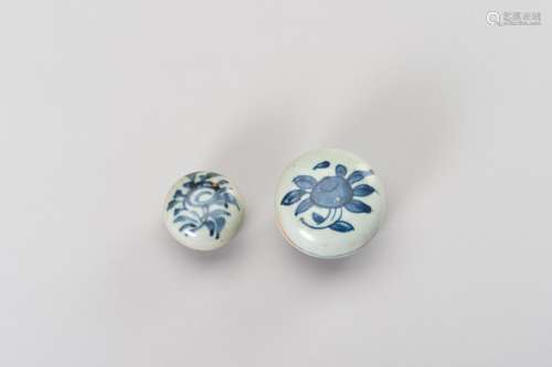 A SET OF TWO SMALL BLUE AND WHITE PORCELAIN BOXES