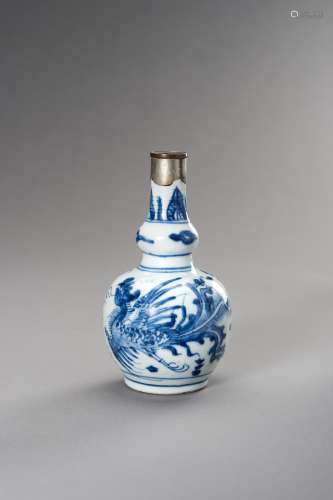 A SMALL BLUE AND WHITE DOUBLE GOURD WATER SPRINKLER, 17TH CE...