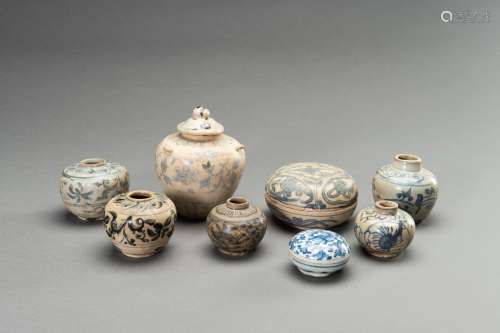 A GROUP OF NINE BLUE AND WHITE MINIATURE VESSELS AND BOXES -...
