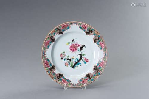 A 'FLORAL' FAMILLE ROSE PORCELAIN PLATE