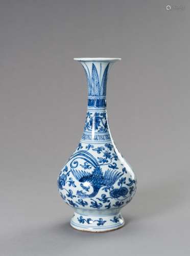A BLUE AND WHITE BALUSTER VASE, QING DYNASTY