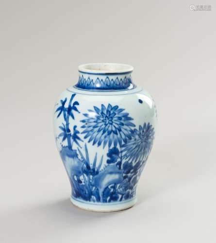 A BLUE AND WHITE PORCELAIN BALUSTER VASE