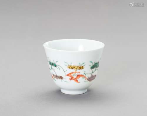 A 'LINGZHI AND BATS' PORCELAIN CUP, QING DYNASTY