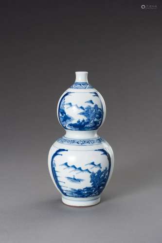 A BLUE AND WHITE DOUBLE GOURD PORCELAIN VASE, QING