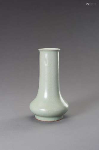 A LONGQUAN GUAN-TYPE PORCELAIN VASE, QING