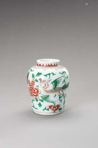 A MING-STYLE WUCAI PORCELAIN VASE, LATE QING DYNASTY