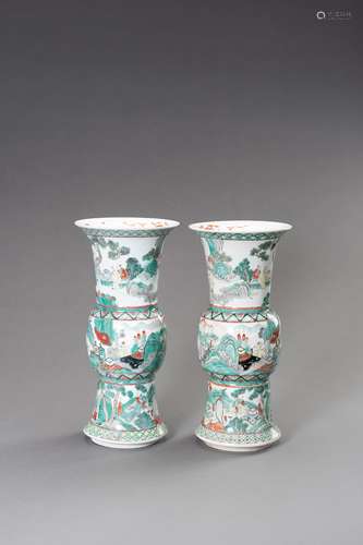 A PAIR OF FAMILLE VERTE BEAKER VASES, GU