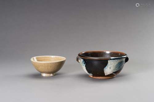 A SET OF TWO CERAMIC BOWLS, QING DYNASTY OR EARLIER