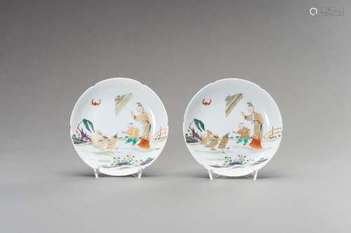 A PAIR OF ENAMELED PORCELAIN DISHES, QING