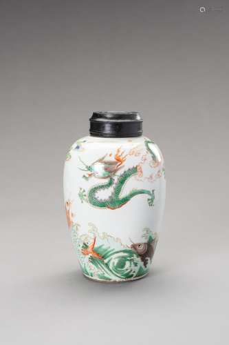 A FAMILLE VERTE 'DRAGON AND CARP' JAR, LATE QING D...