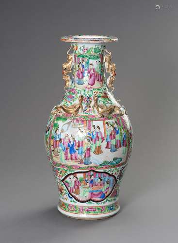 A FAMILLE ROSE MEDALLION EXPORT PORCELAIN VASE, LATE QING DY...