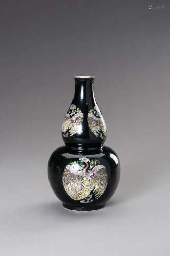 A FAMILLE NOIR DOUBLE GOURD VASE, LATE QING DYNASTY