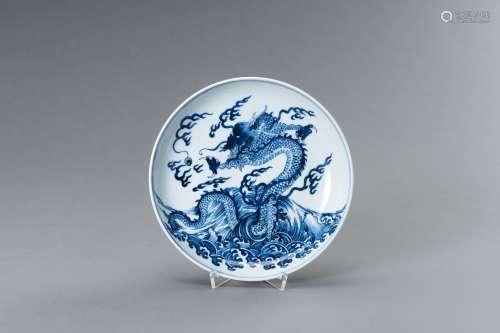 A BLUE AND WHITE PORCELAIN 'DRAGON' PLATE