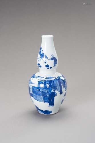 A BLUE AND WHITE DOUBLE GOURD VASE, LATE QING TO REPUBLIC