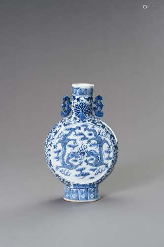A BLUE AND WHITE MOONFLASK VASE, 1900S
