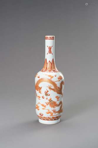 A BOTTLE-SHAPED 'DRAGON' VASE, 1900S