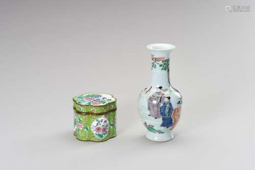 A LOBED ENAMEL BOX AND A FAMILLE VERTE VASE