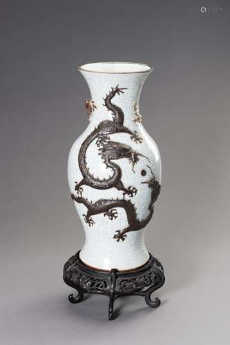 A GE-TYPE 'DRAGON' VASE, 1900S