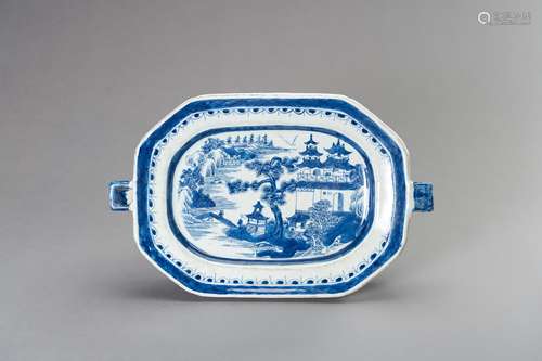 AN EXPORT PORCELAIN BLUE AND WHITE WARMING DISH, 1920