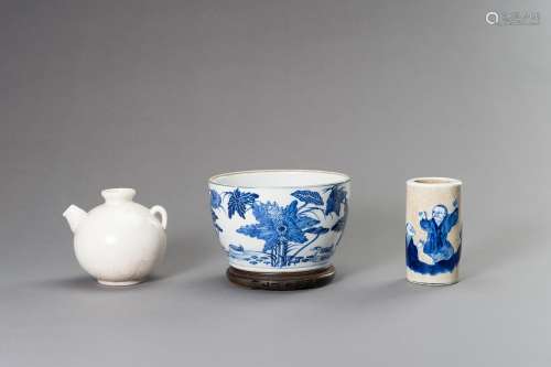 A LOT WITH THREE PORCELAIN VESSELS, QING DYNASTY TO REPUBLIC...