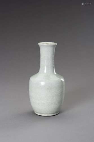 † A GUAN-TYPE CRACKLE-GLAZED VASE, QING TO REPUBLIC