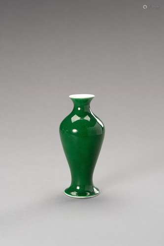 A MINIATURE DEEP GREEN CRACKELE VASE, YENYEN, REPUBLIC PERIO...