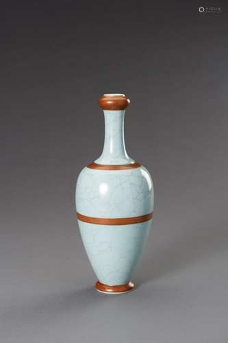 † AN ENAMELED GARLIC-MOUTH PORCELAIN BOTTLE VASE, QING TO RE...