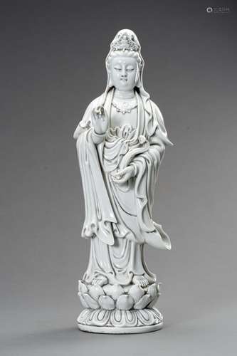 A LARGE DEHUA PORCELAIN FIGURE OF STANDING GUANYIN, 1900S