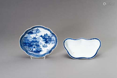 A SET OF TWO BLUE AND WHITE LOBED DISHES, REPUBLIC PERIOD