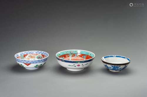 A MIXED LOT WITH THREE PORCELAIN BOWLS