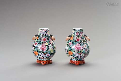 A SMALL PAIR OF 'MILLEFLEUR' PORCELAIN VASES