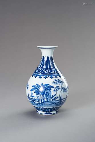 A BLUE AND WHITE PORCELAIN VASE, YUHUCHUNPING, 20TH CENTURY