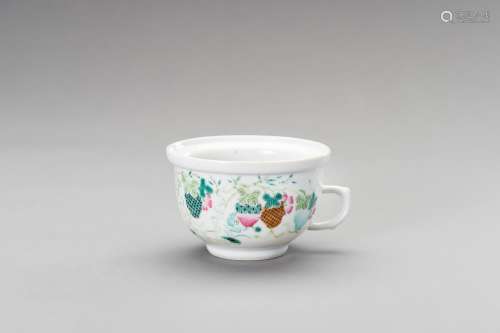 A FAMILLE VERTE 'GOLDFISH' CUP, 20TH CENTURY